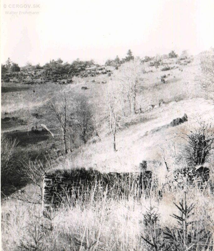 Ruiny zaniknutej stavby a horské lúky nad Ambrušovcami