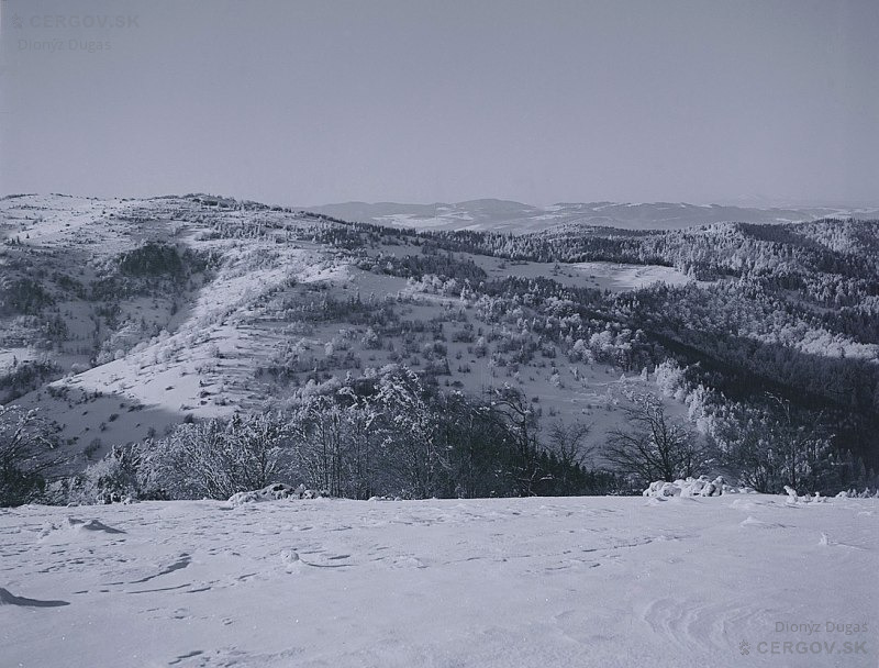 Vľavo vrch Okrúhla, vedľa vpravo prečnieva cez okraj horizontu vrchol Lysej