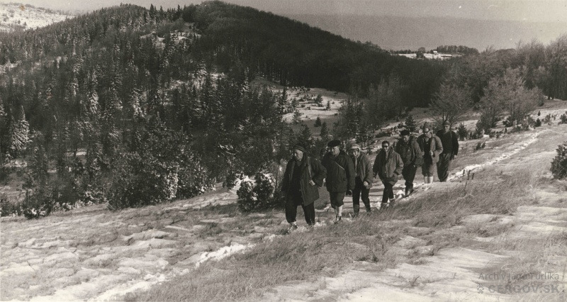 Na trase Čerchov - Lysá. V pozadí Ostrý kameň.
