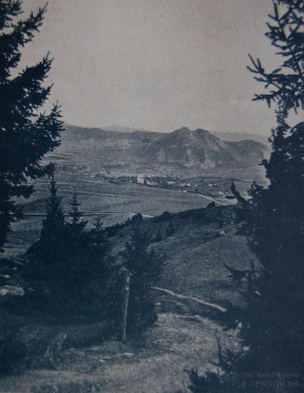 Pohľad na obec i hrad Kamenicu. V úzadí Minčol.