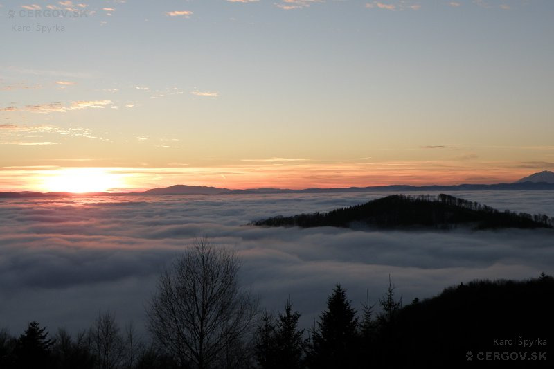 Západ Slnka zo sedla Lysina. Vpravo Škaredé.
