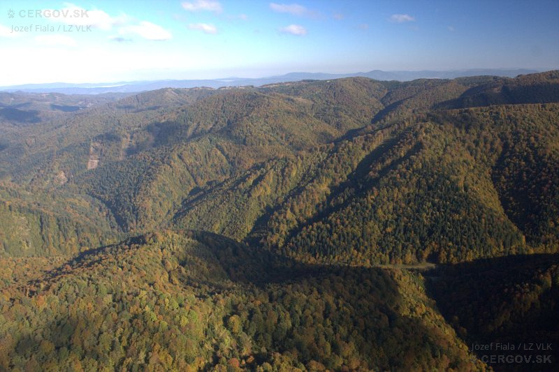 Pohľad cez údolie Ľutinky na hlavný hrebeň. Dolina Tokárne, vzadu Solisko, vľavo Horošovík, medzi nimi vpredu Škaredé