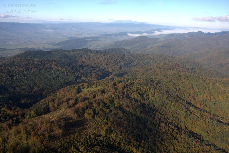 V popredí Hačurova, vľavo od nej ihličnanmi zalesnená Boldovská lúka