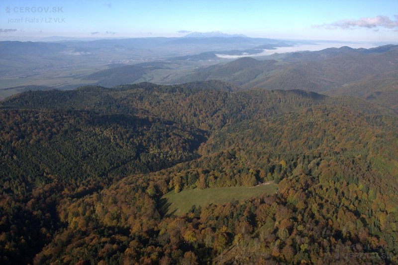 V popredí Hačurova, vľavo od nej ihličnanmi zalesnená Boldovská lúka