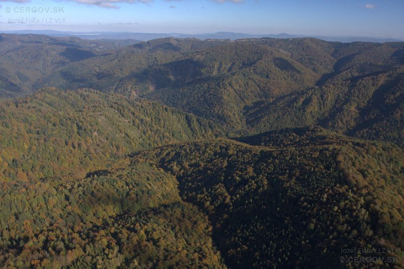 Vpredu Mostov. Vpravo vzadu dolina Tokárne so záverom v sedle Lysina, naľavo Solisko, Horošovík a sedlo Priehyby