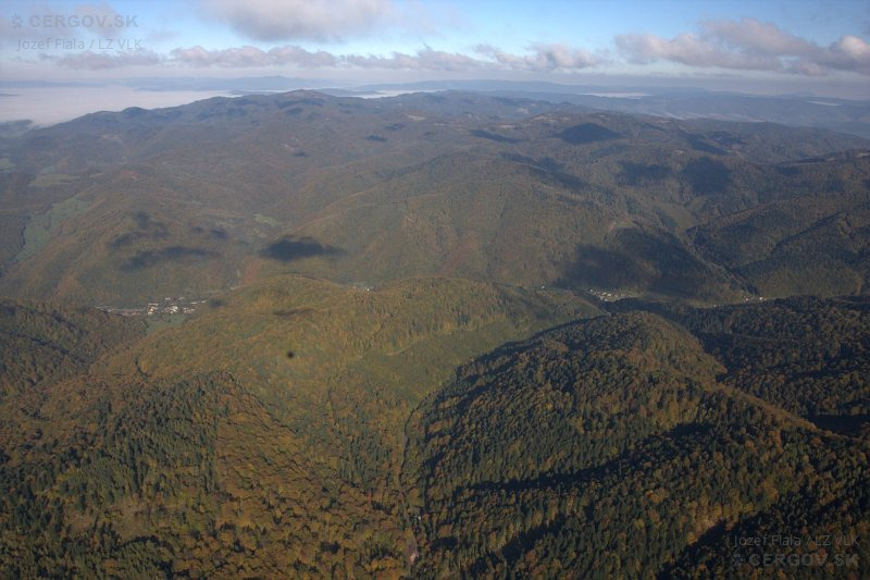 Vpredu Olšavec, vľavo obec Olejníkov, vpravo Majdan