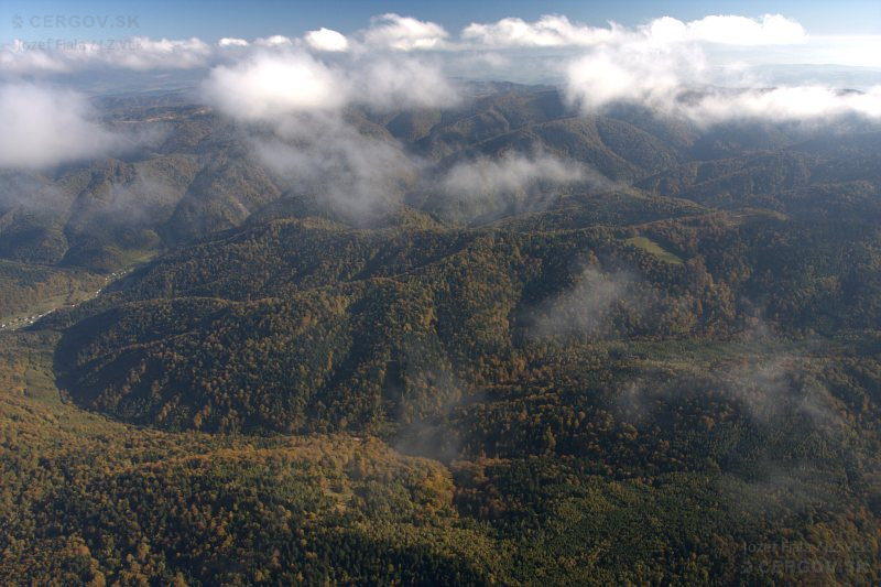 Vľavo Majdan, vpravo ihličnanmi vysadené bývalé horské lúky