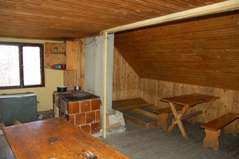 Útulňa pod Minčolom - interiér. Útulňa je od roku 2008 uzamknutá.