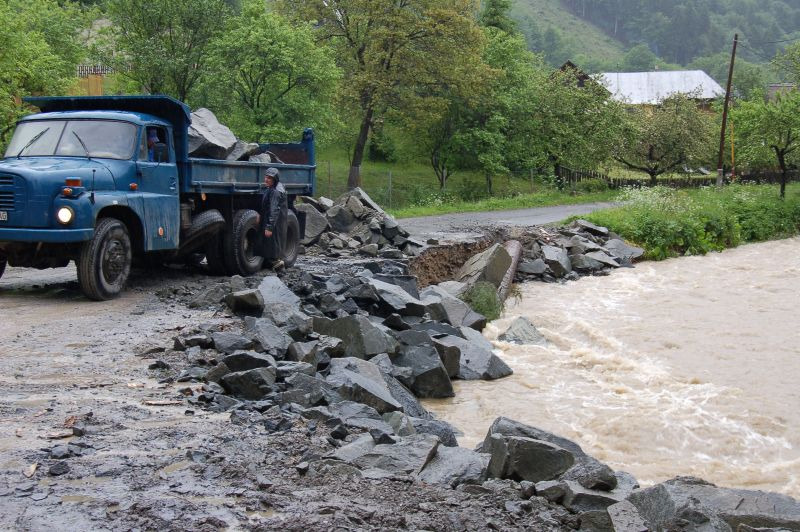 Spevňovanie podomletej cesty. Rieka Ľutinka v Majdane.