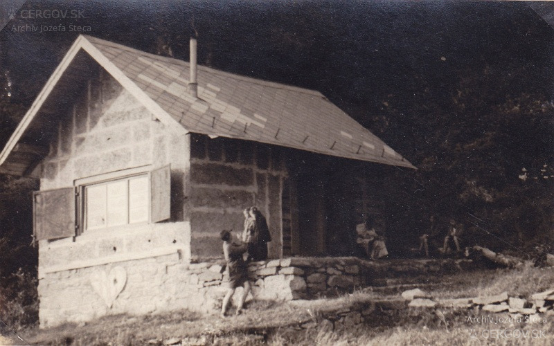 Znovuvybudovaná Chmelárova chata po vyhorení.