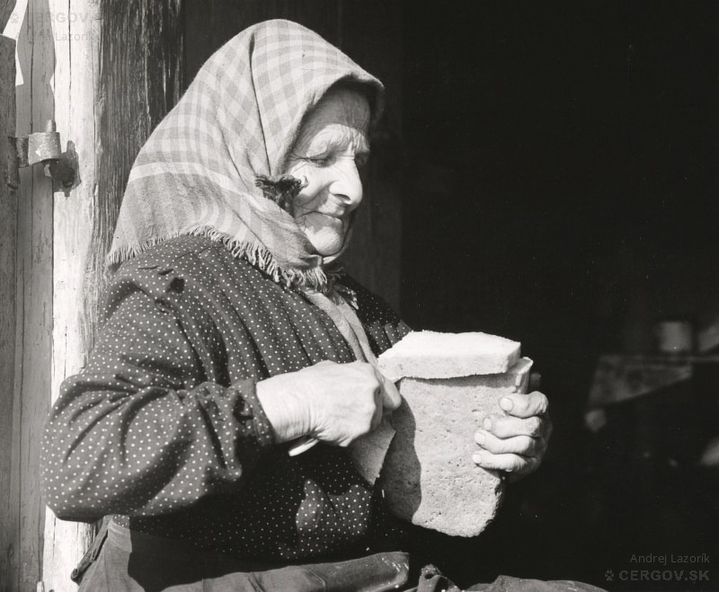 Anna Blaščáková na prahu svojho domu