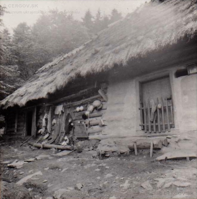 Dom Juraja Blaščáka v osade Baranie. Vchod do prikletu, vzadu maštaľ.