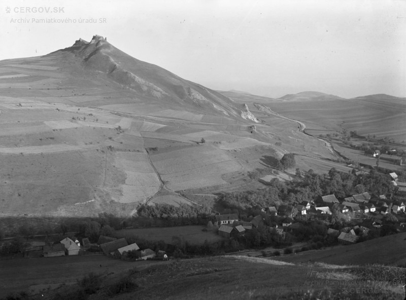 Pohľad na Kamenický hrad - rok 1934. Autor: Jiří Trejbal.
