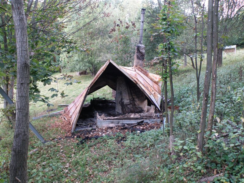 Zhorená chata na lúke Vasko Janka